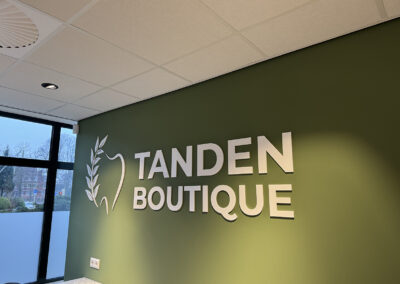 acrylaatletters aan de muur verlijmd bij de Tanden Boutique